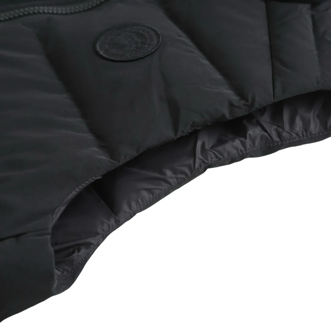 P710 [Exclusive supply] Canada Goose Black Label Badge Down Vest (Black) The high-quality filling is made of 90 national standard high-quality white duck down, selected high-loft velvet, weighing 160g, light and warm, with excellent temperature locking performance and good resilience. The fabric is made of high-quality protective nylon fabric, which not only enhances the wear resistance of the surface, but also takes into account wind resistance, ensuring excellent performance in various harsh weather conditions. Three-dimensional quilting technology and precise thread reinforcement prevent lint from being drilled and ensure that the fluffy and resilient elasticity lasts like new. The ribbon is woven with polyester as the base, and the brand letters are decorated on the ribbon through high-precision computer embroidery. The edges of the pattern are clear, the stitches are fine and even, and multiple layers of embroidery thread are stacked to enhance the three-dimensional effect. Size:S-M-L-XL